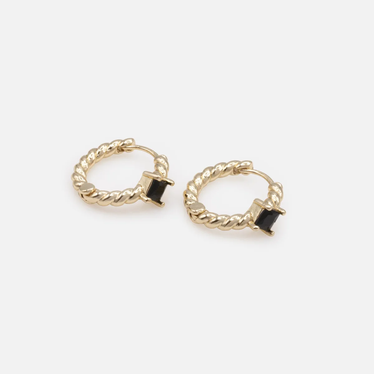 Boucles d'oreilles huggies dorées torsadées avec pierre noire – Image 3