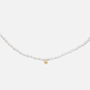 Collier perles synthétiques et breloque boule dorée